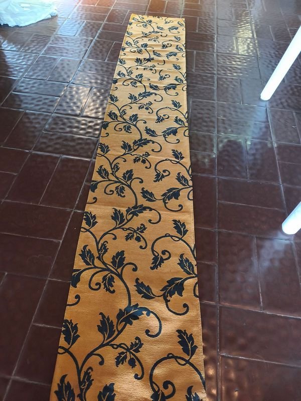 12 Caminos de Mesa Naranja con Diseño Floral Negro