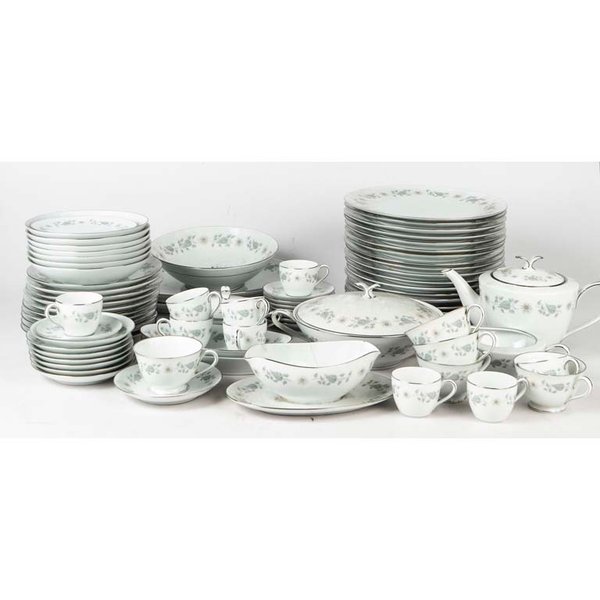 77 Piezas de porcelana japonesa Noritake decorado flores, borde plateado. Salsera con avería, tazas con cascaduras Medidas: 9x6 cm