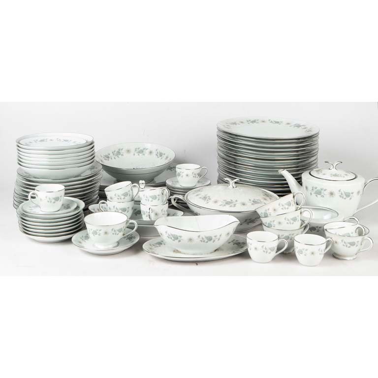 77 Piezas de porcelana japonesa Noritake decorado flores, borde plateado. Salsera con avería, tazas con cascaduras Medidas: 9x6 cm