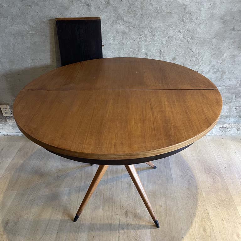 Lote siguiente: Mesa de comedor redonda con diseño moderno y tabla extendible - Medidas: 109x32x81cm