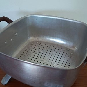 Colador Cuadrado Antiguo de Aluminio con Asas de Baquelita y Base Desmontable - imagen 4