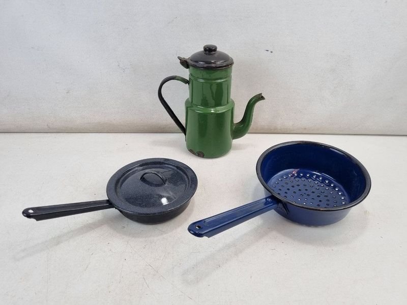 Juego Antiguo de Cafetera y Utensilios Enlozados Verdes y Azules