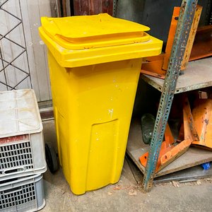Un tacho rodante para residuos plastico color amarillo rodant - imagen 2