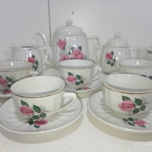 Conjunto de Cerámica con Motivos Florales: Tetera, Lechera, Azucarera y Más - imagen 4
