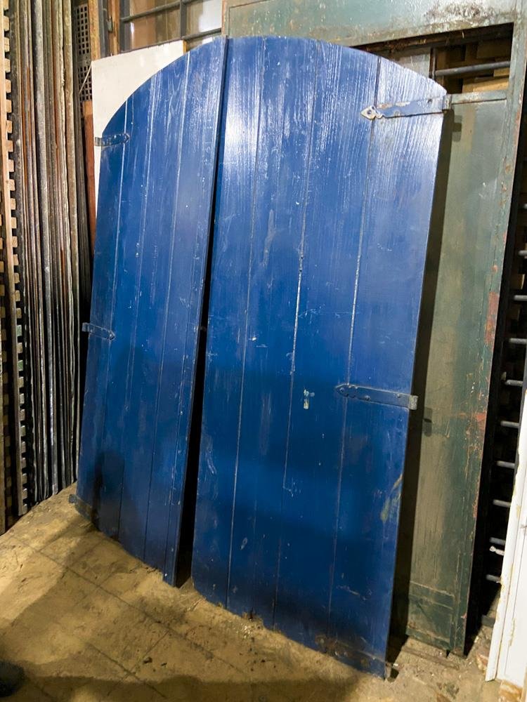 Portón Doble de Madera Azul Estilo Medio Punto