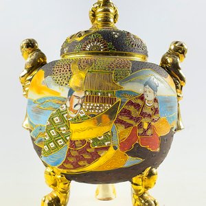 Potiche de Porcelana Satsuma con Figuras y Detalles Dorados - imagen 4