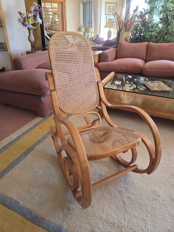 Lote anterior: Silla de madera con esterilla y muebles para sala