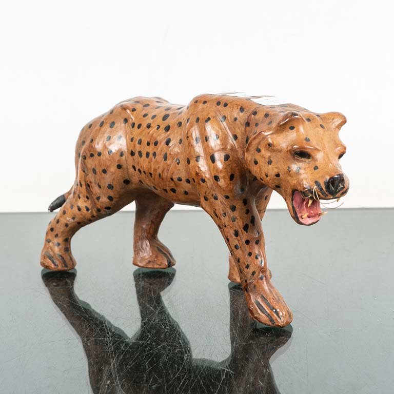 Figura Decorativa de Leopardo Marrón con Manchas Negras