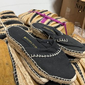 Lote de Más de 80 Pares de Pantuflas y Calzado Variado - imagen 11