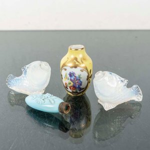 Lote siguiente: Lote de 4 Piezas Decorativas: Florero, Perfumero y 2 Saleros