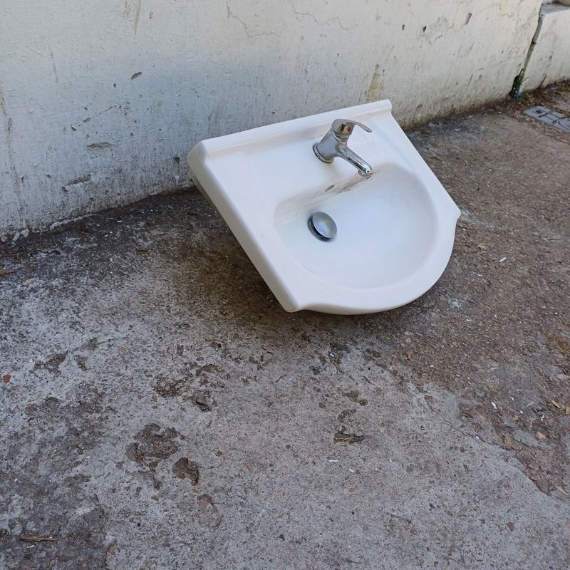Pileta de baño en loza con grifería monocomando - imagen 3