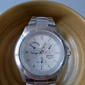 Reloj Orient Acero Inoxidable Cuarzo Plateado Calendario 42mm - imagen 1