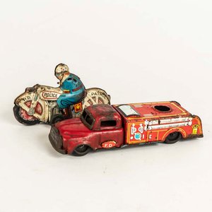 Lote anterior: Camión de bombero y moto de chapa litografiada made in Japan - Medidas: 16 y 11cm