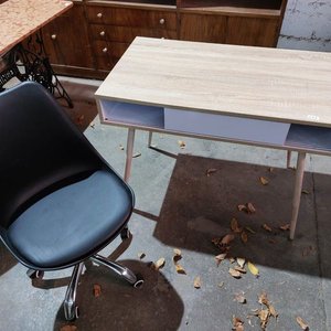 Lote anterior: Escritorio Moderno con Silla Giratoria y Cajón Corredero