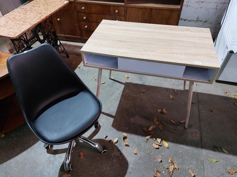Escritorio Moderno con Silla Giratoria y Cajón Corredero