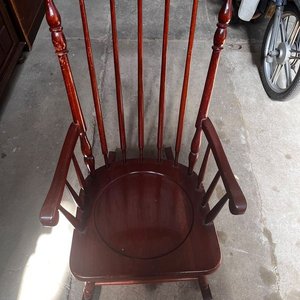 Mecedora Clásica de Madera Oscura - imagen 2