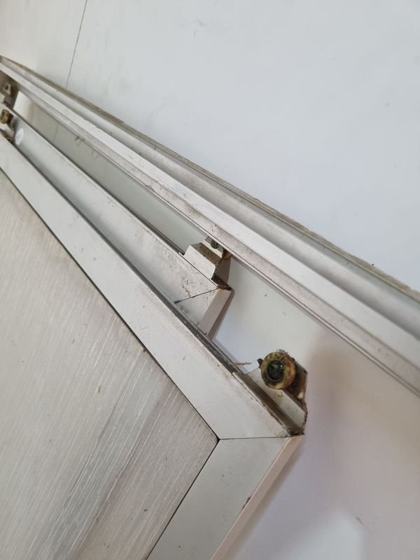 Mampara de baño con espejo y marco de madera - imagen 4