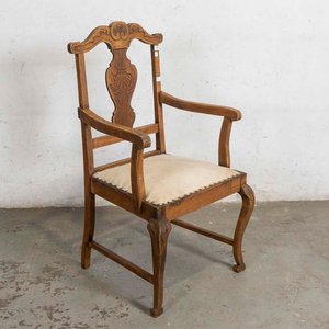 Lote siguiente: Sillón de Roble con Respaldo Tallado y Asiento Tapizado - Detalles de Época