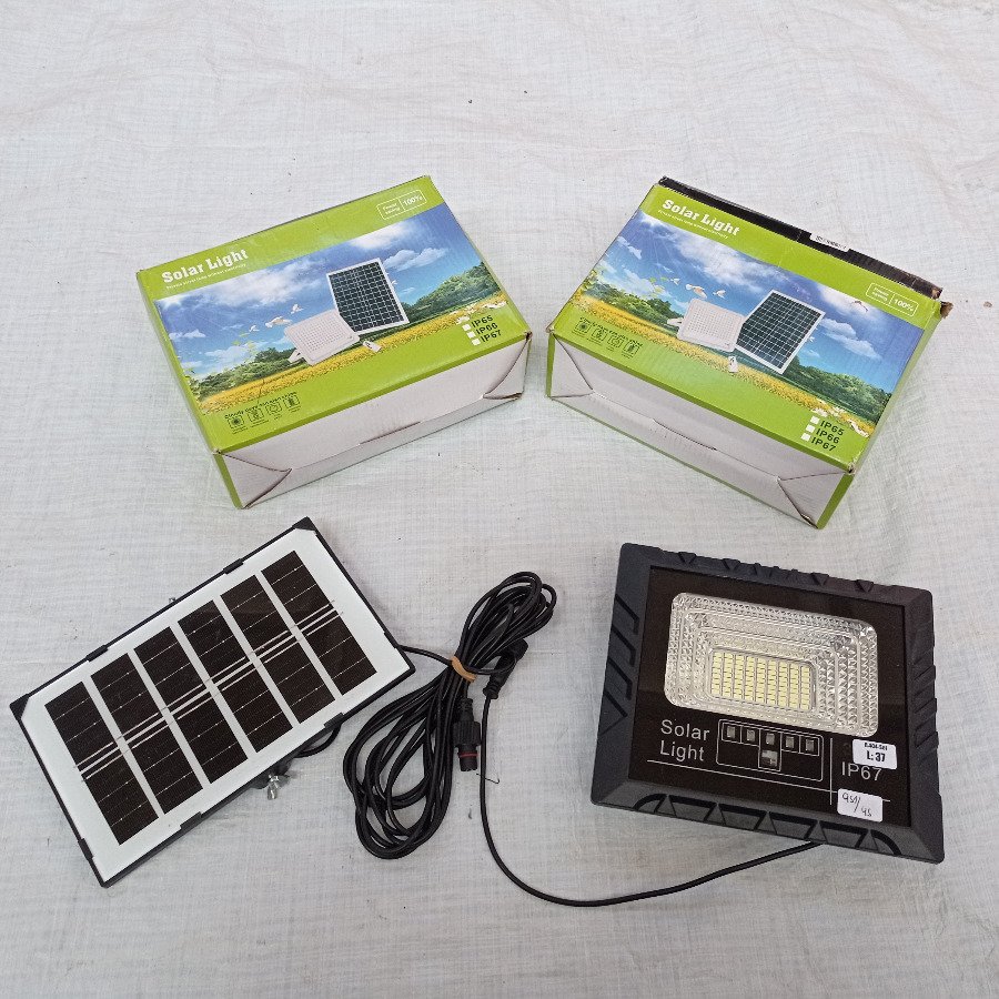 Tres focos solar led de 30W (dos de ellos en caja).