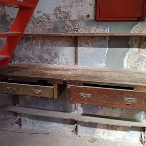 Lote siguiente: Mesa de Trabajo de Madera Dura con Dos Cajones