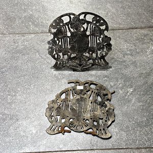 Lote anterior: Dos Salvamanteles de Zinc Labrados con Figura de Dama - Antigüedad