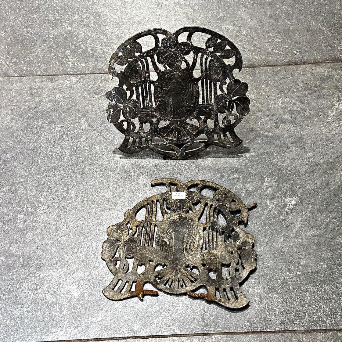 Dos Salvamanteles de Zinc Labrados con Figura de Dama - Antigüedad