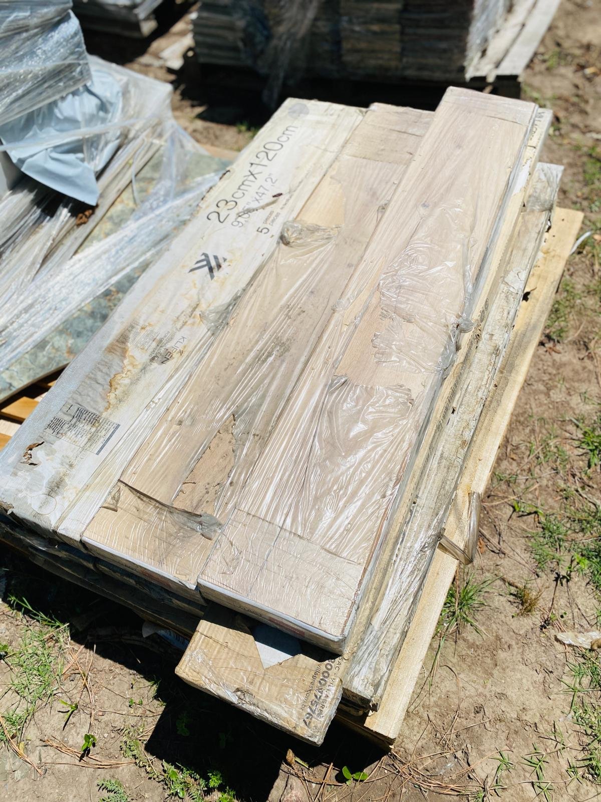 Item lote-x16-mt2-de-piso-flotante-y-ceramicas - Image 1