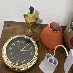 Lote anterior: Lámpara de Mesa Dorada y Reloj de Pared Negro