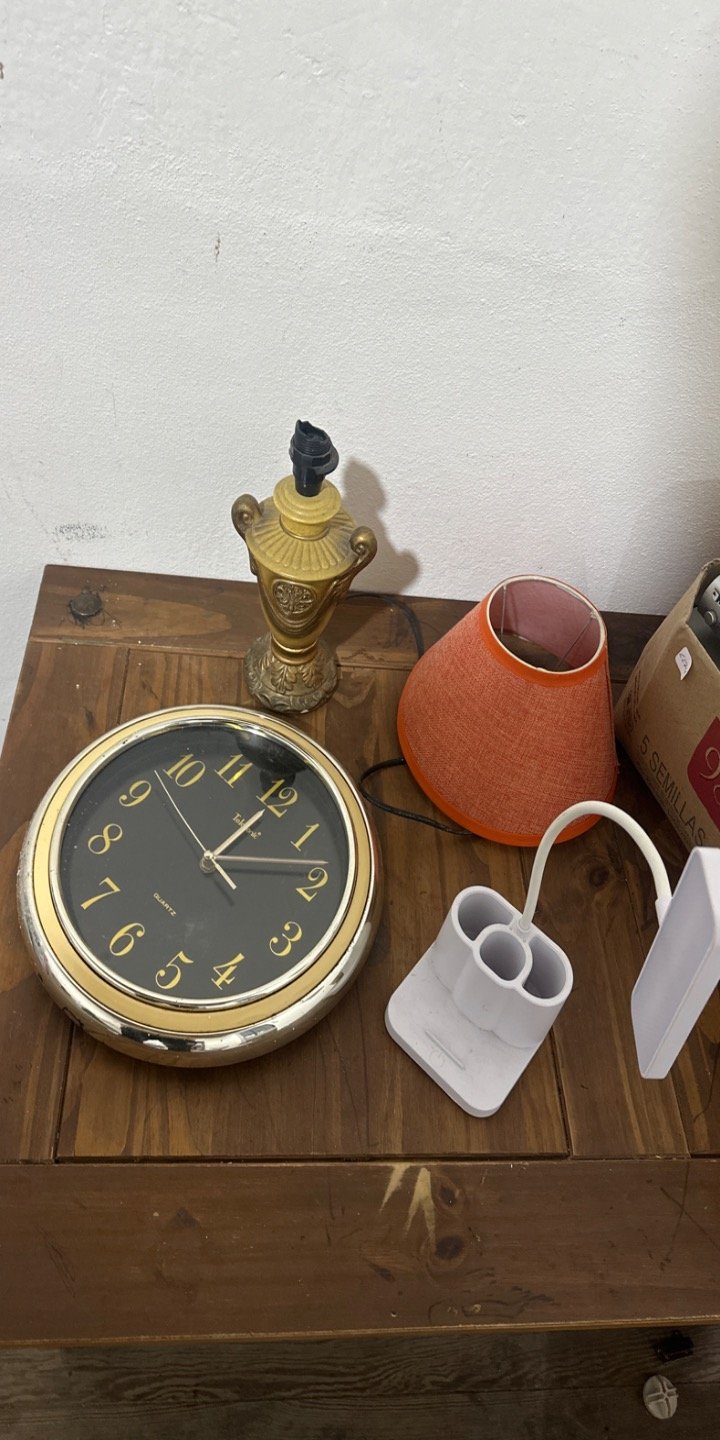 Lámpara de Mesa Dorada y Reloj de Pared Negro