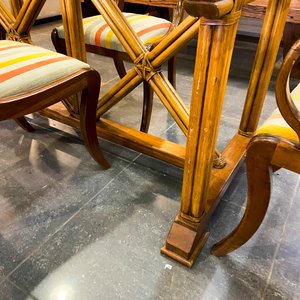 Juego de Comedor Rústico con Sillas de Madera y Tapizado Rayado - imagen 3