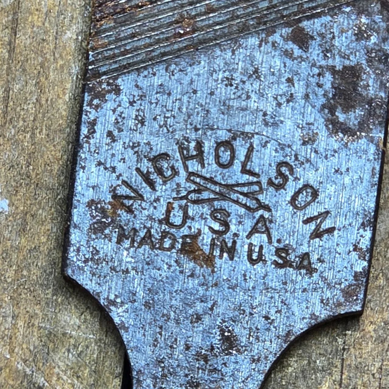 Herramientas de metal y madera para trabajo - imagen 2