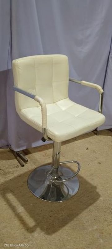 Silla alta tipo banqueta con posabrazos pantazote blanco hidráulico - imagen 2