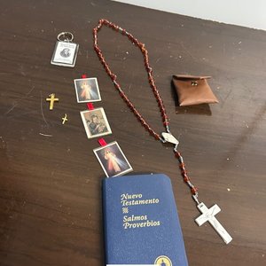 Lote anterior: Set de Rosario y Artículos Religiosos con Nuevo Testamento