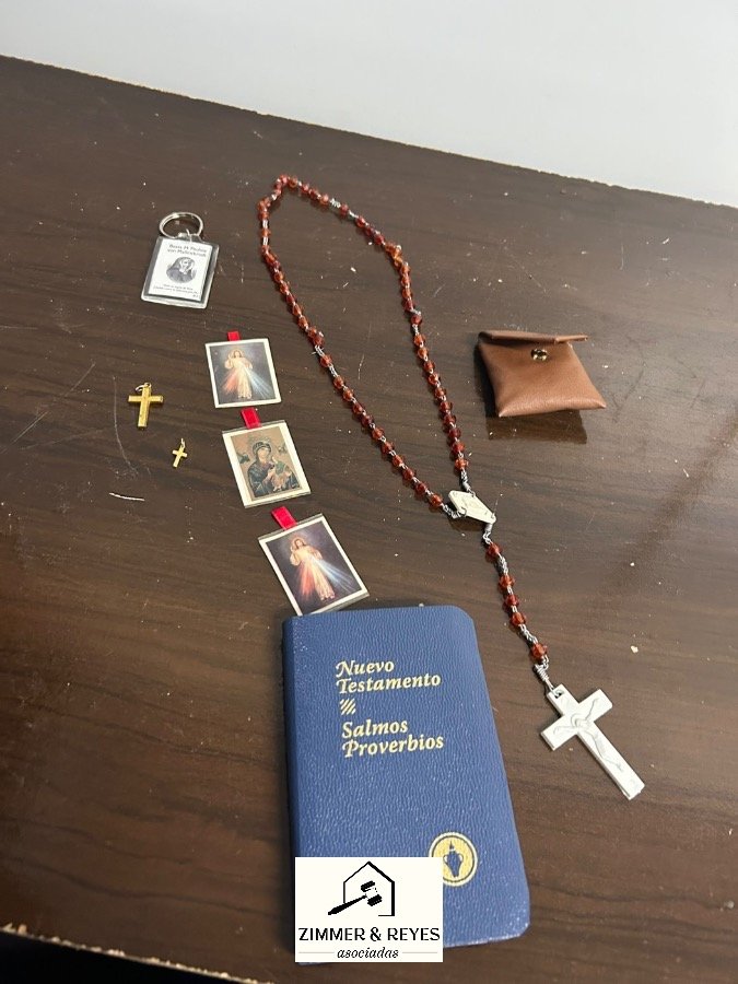 Set de Rosario y Artículos Religiosos con Nuevo Testamento