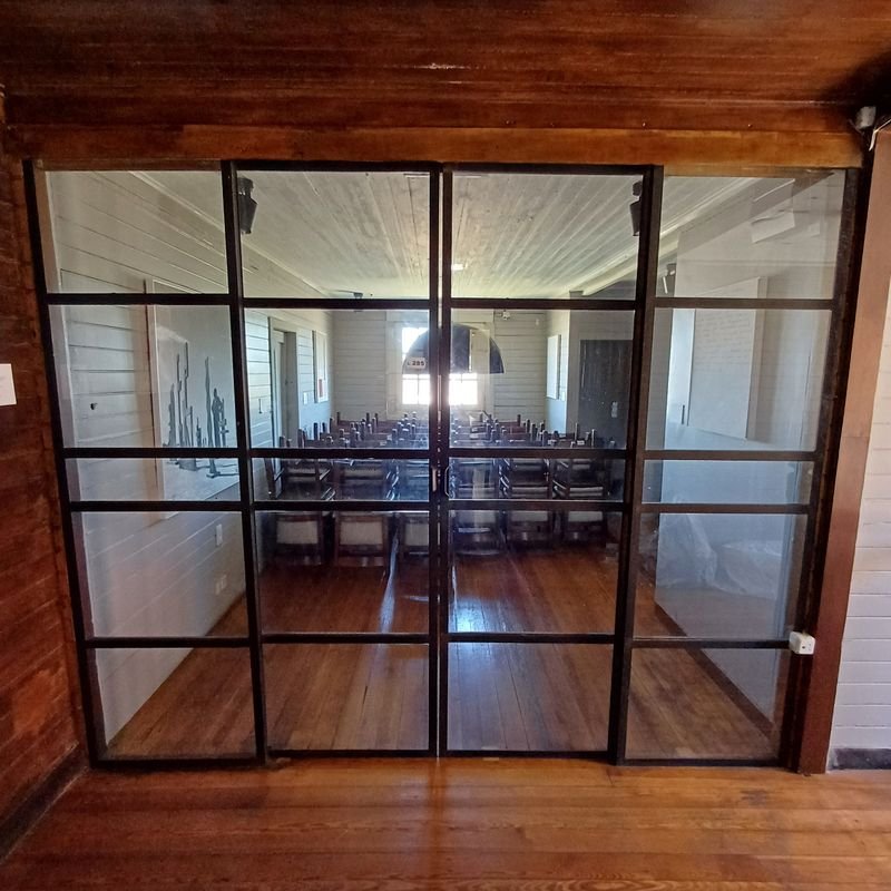 Lote siguiente: Puerta de hierro y vidrio con riel y fijas laterales