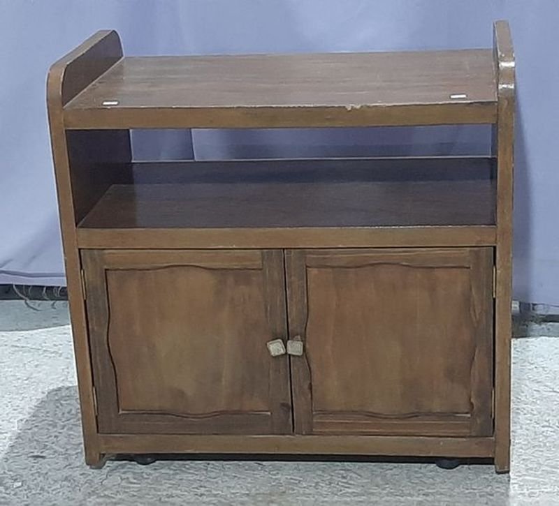 Mesa de TV de madera con estantes y ruedas