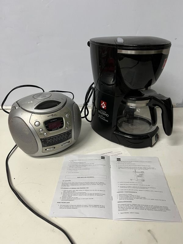 Cafetera Palermo Premium y Radio Grabador Británia Digital