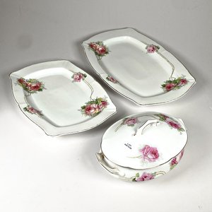 Lote anterior: Conjunto de Porcelana Bavaria: Guisera y Dos Bandejas con Decoración de Rosas