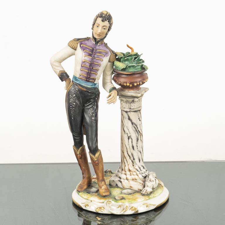 Lote siguiente: Figura de cerámica con detalles intrincados - Medidas: 17x33cm