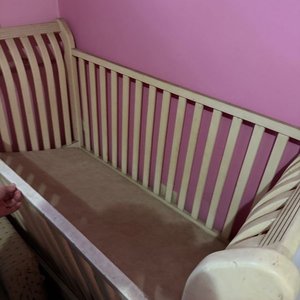 Cuna Convertible de Madera: Cama, Sillón y Escritorio con Colchón - imagen 1
