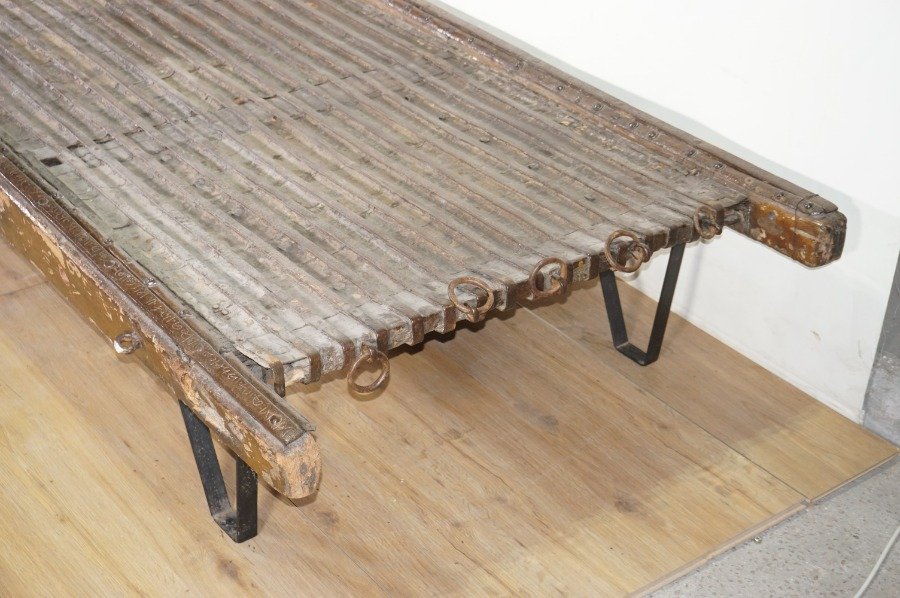 Mesa de madera con estructura metálica y vidrio - imagen 8