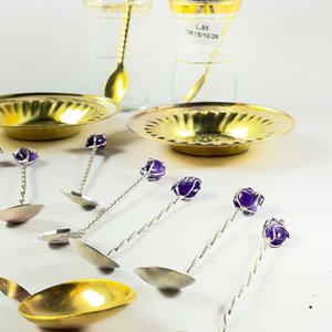 Set de 16 Pocillos Hialinos con Platillos y Cucharas Metálicas con Piedras - imagen 4