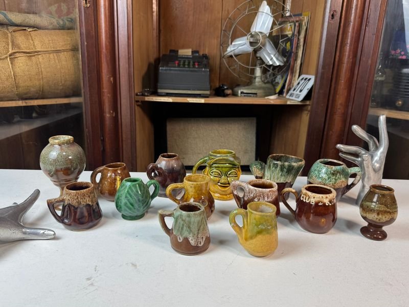 Colección de vasijas y recipientes artesanales