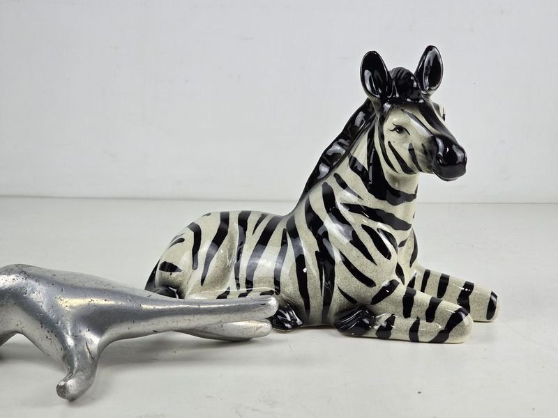 Figura de Cebra en Cerámica Decorativa