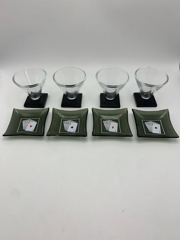 Lote siguiente: Conjunto de copas y posavasos con diseño de cartas de póker