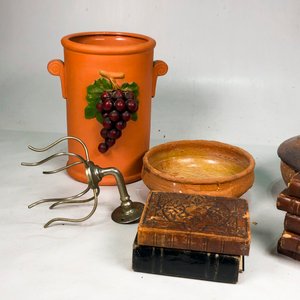 Lote de Cerámica Naranja con Uvas, Compoteras, Libros Antiguos y Olla - imagen 4