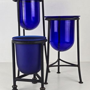 Set de 3 Piezas Decorativas de Vidrio Azul con Bases de Hierro - imagen 2