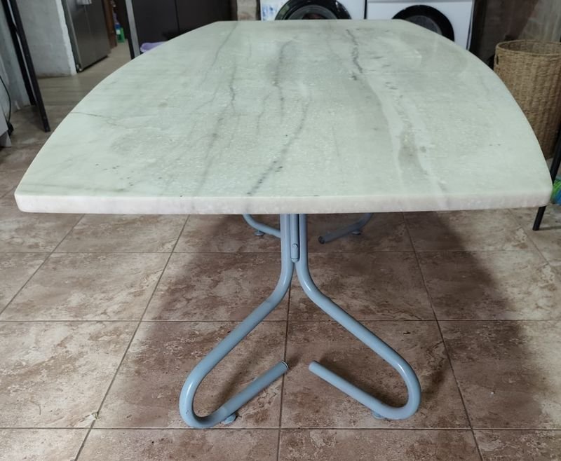 Mesa Ovalada con Tapa de Mármol Macizo y Base Metálica