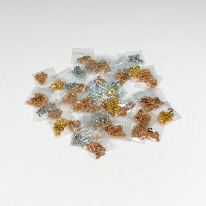 Lote de 50 Cadenitas Doradas y Plateadas con Dijes de Letras Variadas - imagen 1