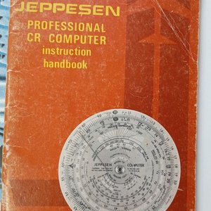 Lote de Coleccionismo Aeronáutico: Postales, Pins y Stickers de Aerolíneas - imagen 2